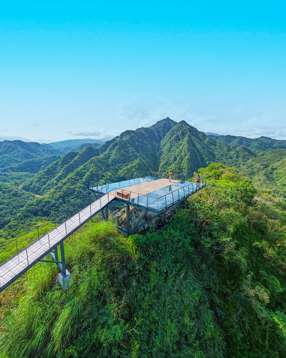 Mirador colgante sobre la selva de la Riviera Nayarit, rodeado de montañas